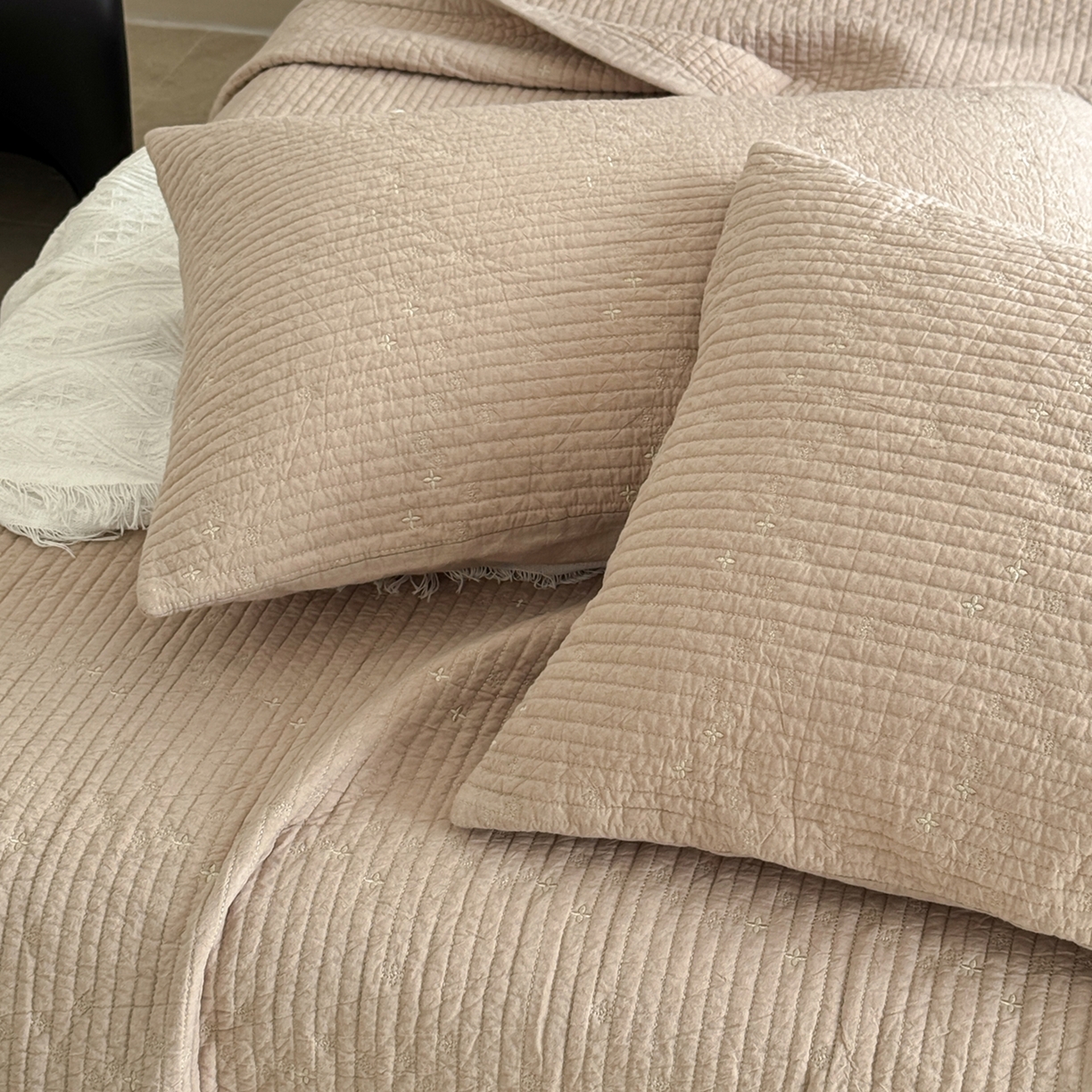 91家纺网 家纺一手货源 找家纺 床盖工厂店 2025新款韩式四叶草双面全棉填充棉花床盖套件 奶茶咖