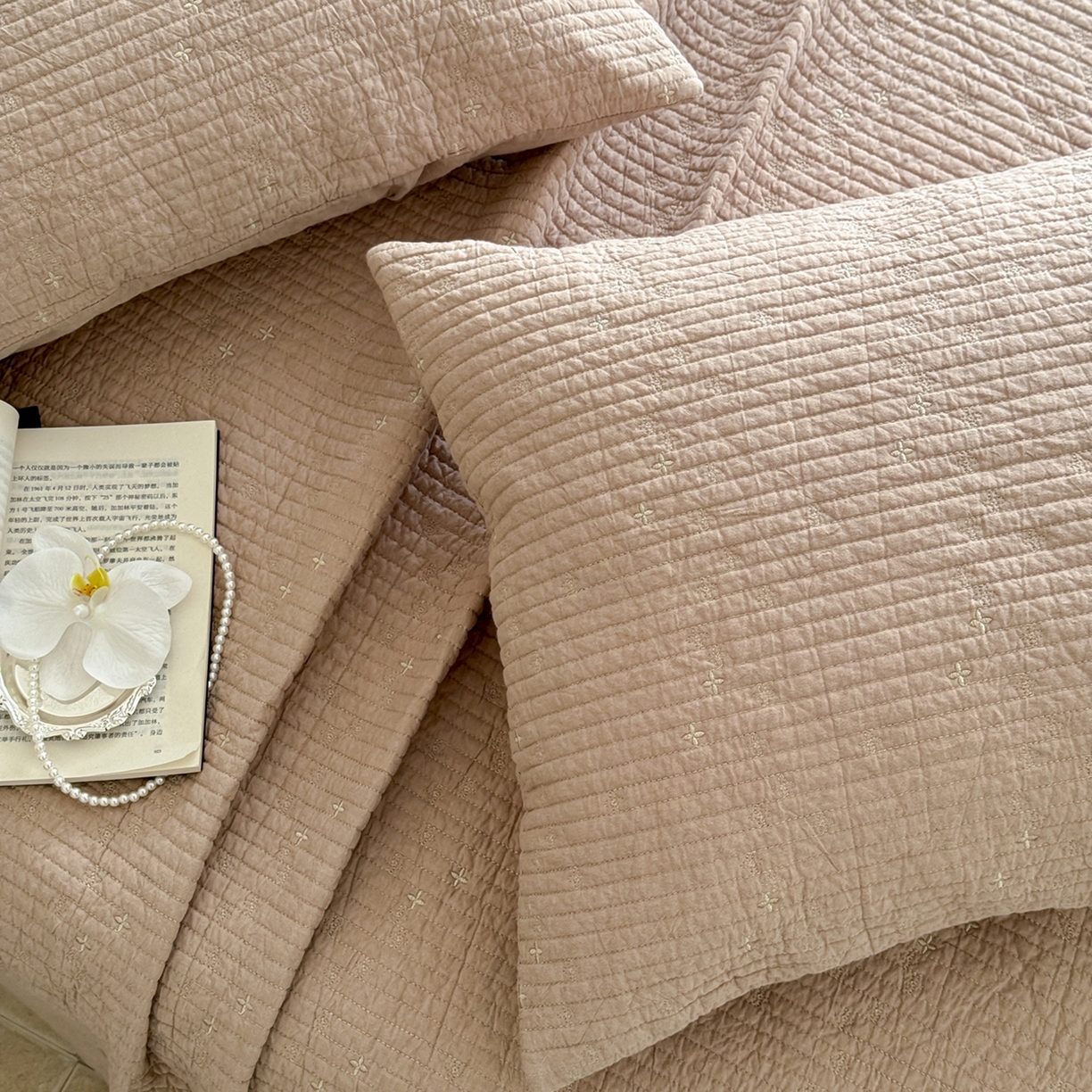 91家纺网 家纺一手货源 找家纺 床盖工厂店 2025新款韩式四叶草双面全棉填充棉花床盖套件 奶茶咖