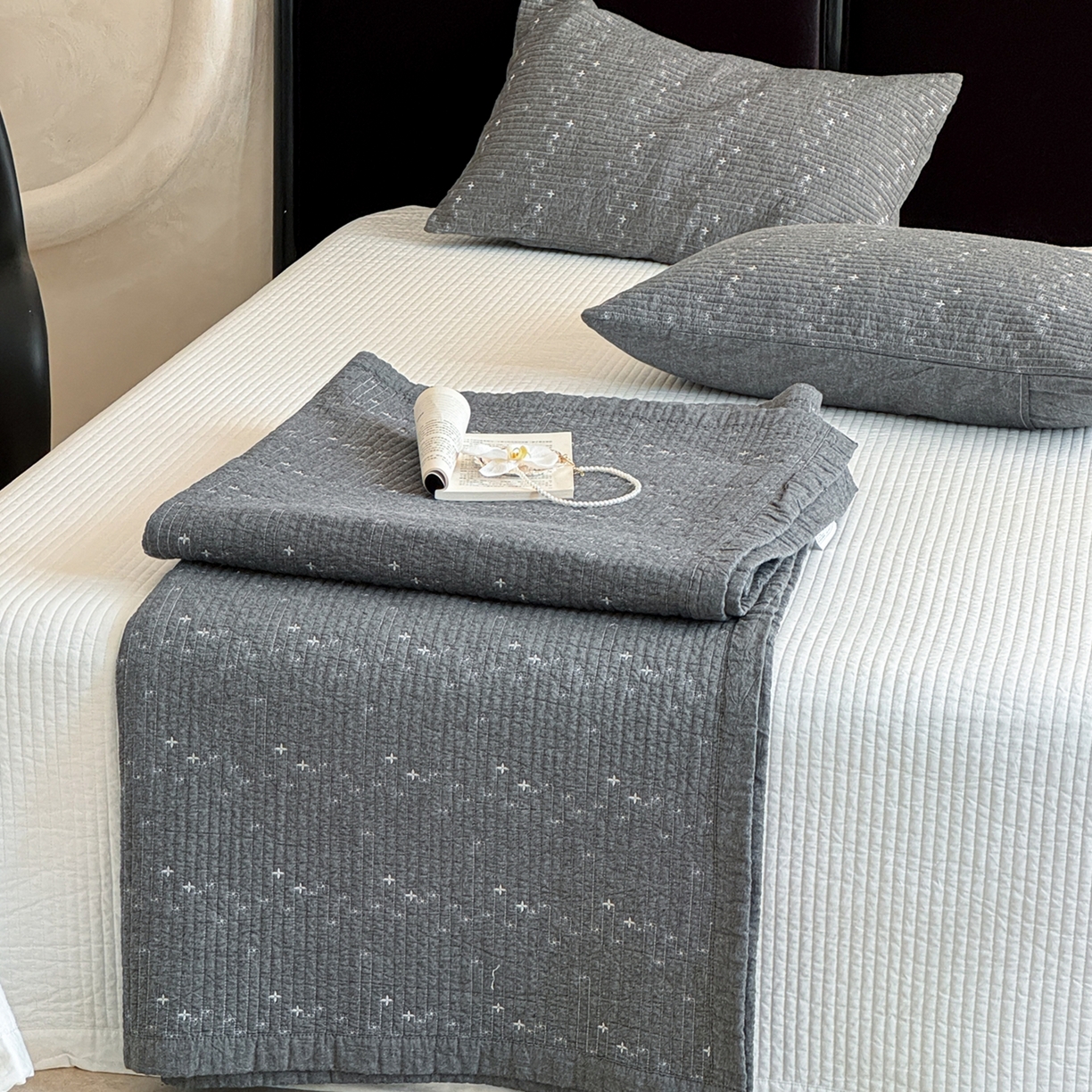 91家纺网 家纺一手货源 找家纺 床盖工厂店 2025新款韩式四叶草双面全棉填充棉花床盖套件 绅士灰