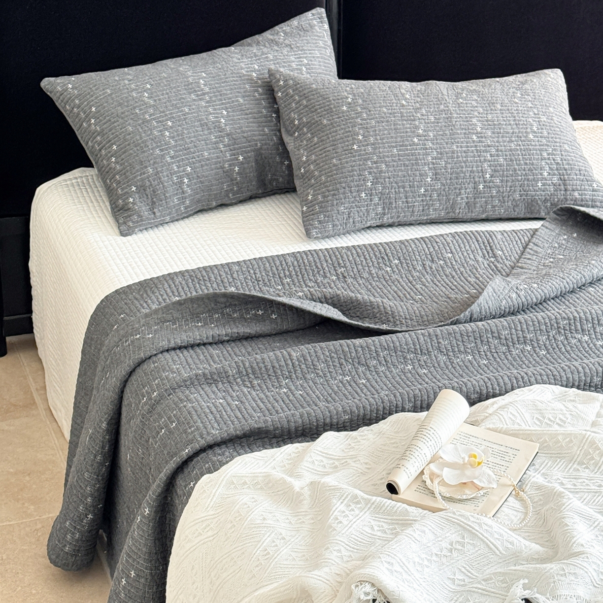 91家纺网 家纺一手货源 找家纺 床盖工厂店 2025新款韩式四叶草双面全棉填充棉花床盖套件 绅士灰