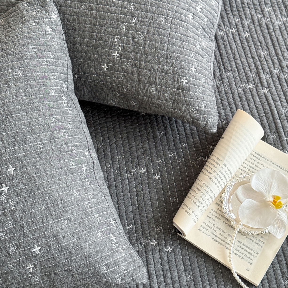 91家纺网 家纺一手货源 找家纺 床盖工厂店 2025新款韩式四叶草双面全棉填充棉花床盖套件 绅士灰