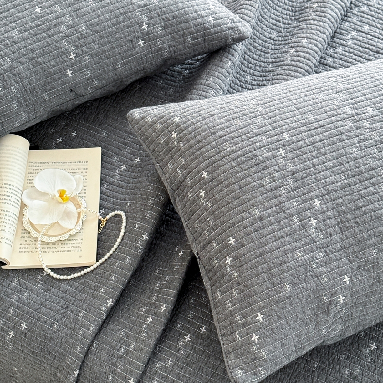 91家纺网 家纺一手货源 找家纺 床盖工厂店 2025新款韩式四叶草双面全棉填充棉花床盖套件 绅士灰