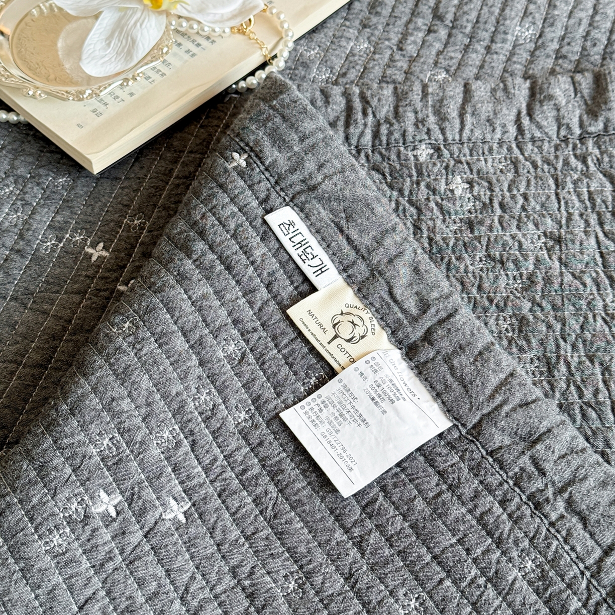 91家纺网 家纺一手货源 找家纺 床盖工厂店 2025新款韩式四叶草双面全棉填充棉花床盖套件 绅士灰