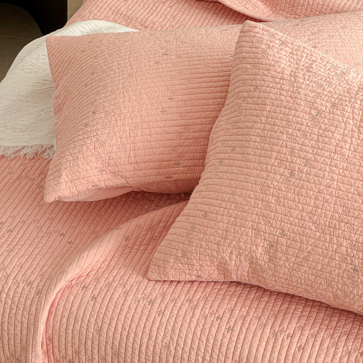 91家纺网 家纺一手货源 找家纺 床盖工厂店 2025新款韩式四叶草双面全棉填充棉花床盖套件 樱花粉