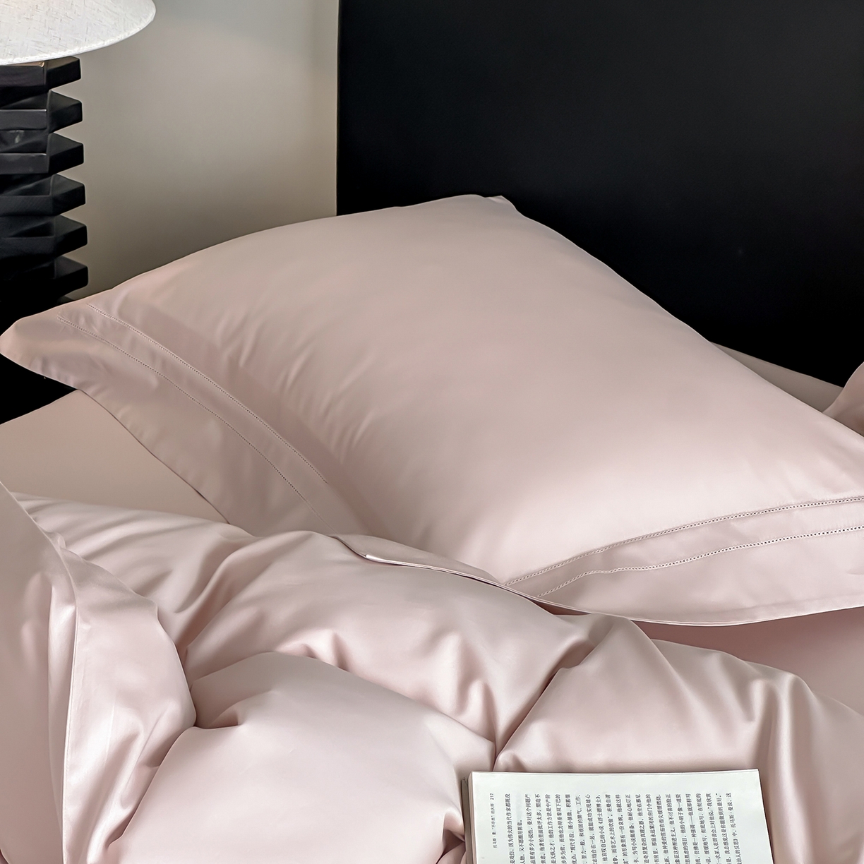 91家纺网 家纺一手货源 找家纺 卡巴伦家纺 2026新款全棉安娜轻氧裸感棉亚朵同款四件套（控价标准号：398元 会员：-20元 如需快递盒需加5元） 安娜 山茶粉