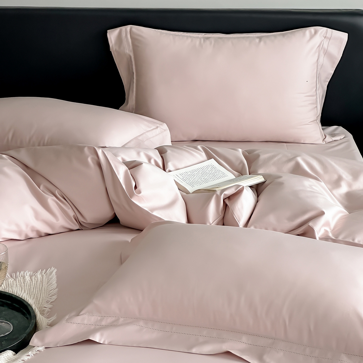 91家纺网 家纺一手货源 找家纺 卡巴伦家纺 2026新款全棉安娜轻氧裸感棉亚朵同款四件套（控价标准号：398元 会员：-20元 如需快递盒需加5元） 安娜 山茶粉