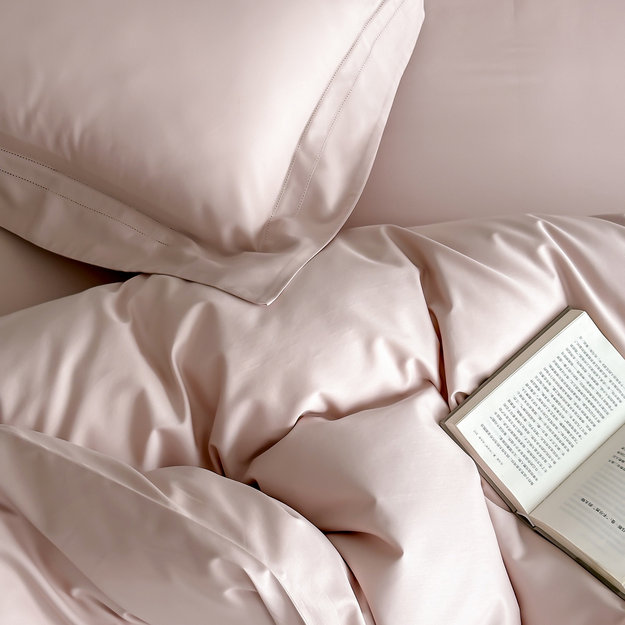 91家纺网 家纺一手货源 找家纺 卡巴伦家纺 2026新款全棉安娜轻氧裸感棉亚朵同款四件套（控价标准号：398元 会员：-20元 如需快递盒需加5元） 安娜 山茶粉