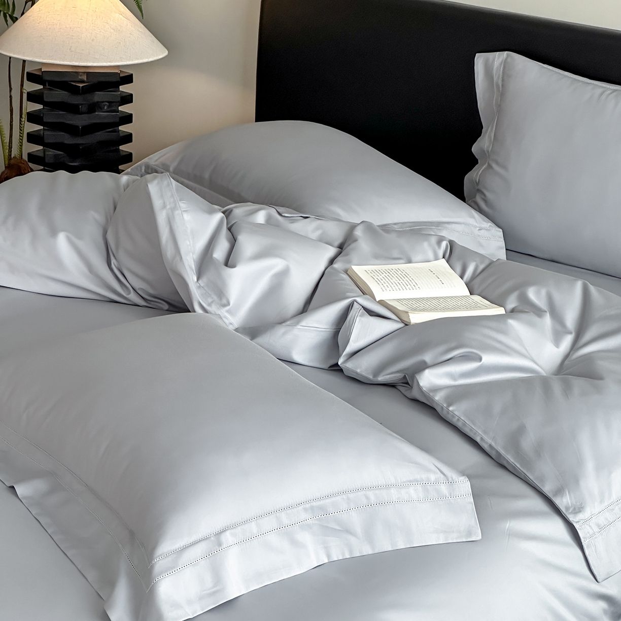 91家纺网 家纺一手货源 找家纺 卡巴伦家纺 2026新款全棉安娜轻氧裸感棉亚朵同款四件套（控价标准号：398元 会员：-20元 如需快递盒需加5元） 安娜 雾蓝灰