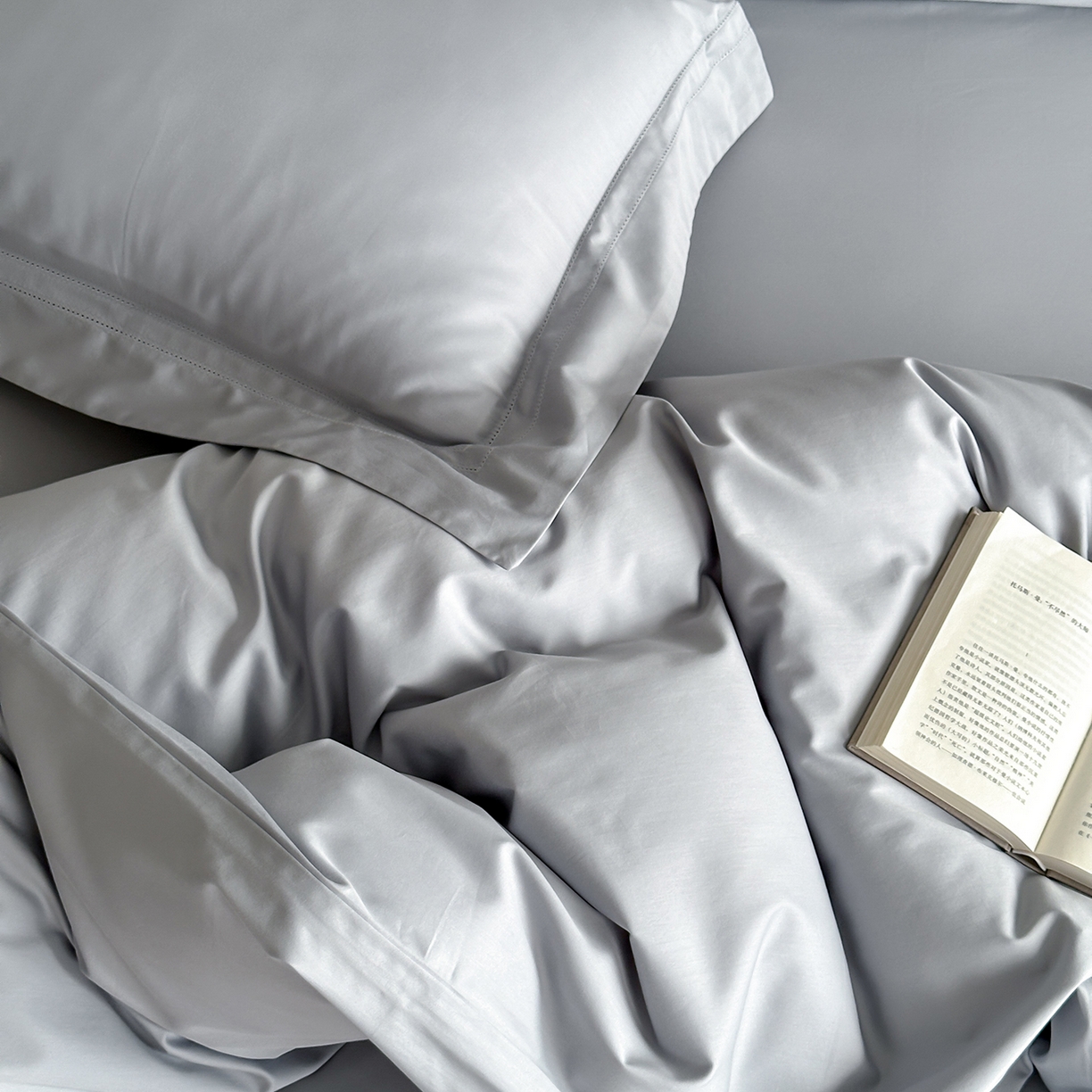 91家纺网 家纺一手货源 找家纺 卡巴伦家纺 2026新款全棉安娜轻氧裸感棉亚朵同款四件套（控价标准号：398元 会员：-20元 如需快递盒需加5元） 安娜 雾蓝灰