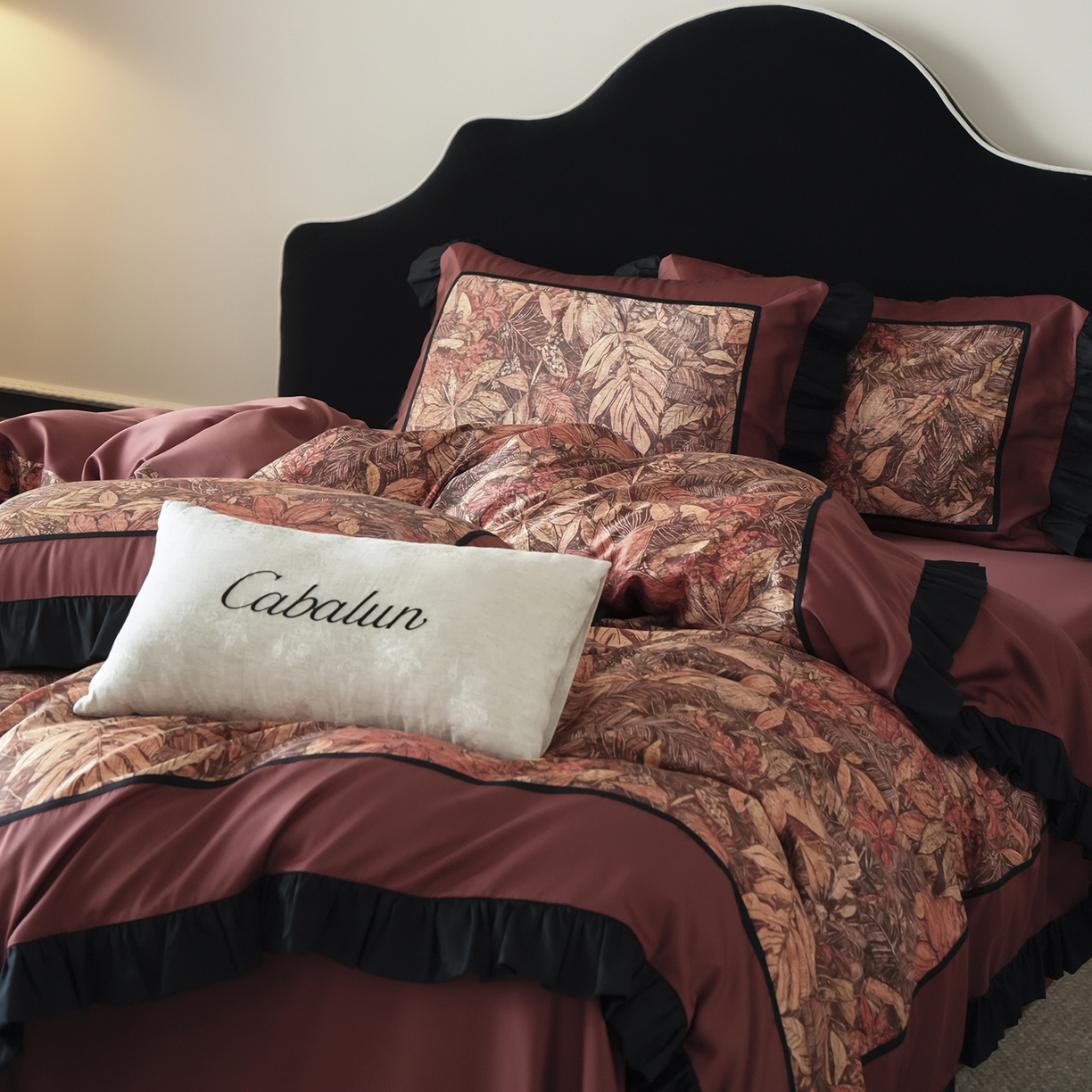 91家纺网 家纺一手货源 找家纺 卡巴伦家纺 2026新款天丝棉法式复古风天丝棉拼接款四件套（控价标准号：458元 有快递盒需求的话需加5元 会员：-20元）  韵（复古红）