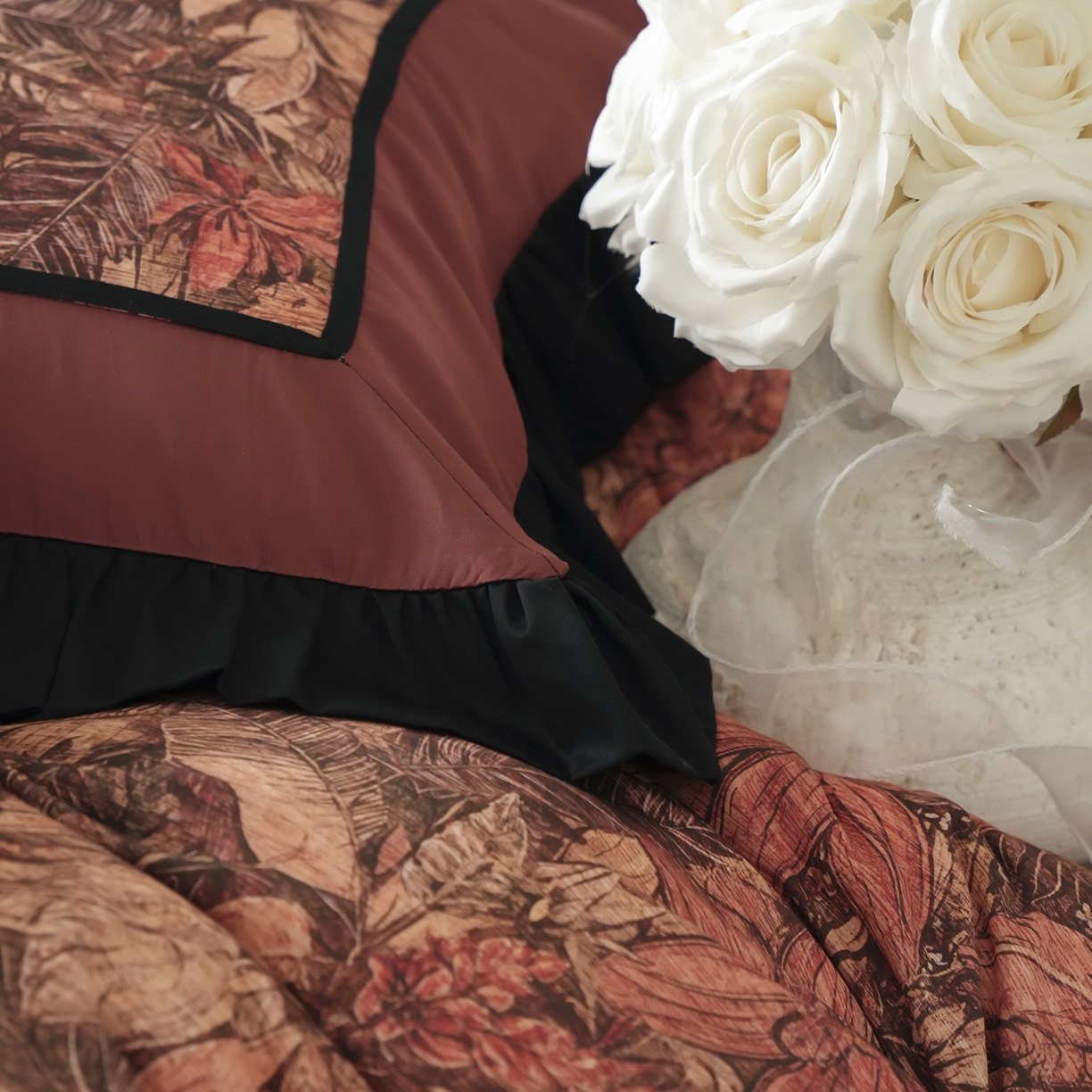 91家纺网 家纺一手货源 找家纺 卡巴伦家纺 2026新款天丝棉法式复古风天丝棉拼接款四件套（控价标准号：458元 有快递盒需求的话需加5元 会员：-20元）  韵（复古红）