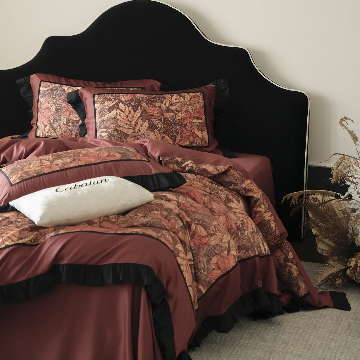 91家纺网 家纺一手货源 找家纺 卡巴伦家纺 2026新款天丝棉法式复古风天丝棉拼接款四件套（控价标准号：458元 有快递盒需求的话需加5元 会员：-20元）  韵（复古红）