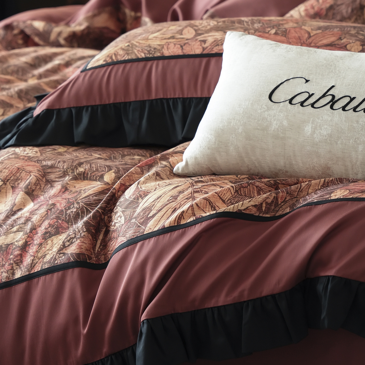 91家纺网 家纺一手货源 找家纺 卡巴伦家纺 2026新款天丝棉法式复古风天丝棉拼接款四件套（控价标准号：458元 有快递盒需求的话需加5元 会员：-20元）  韵（复古红）