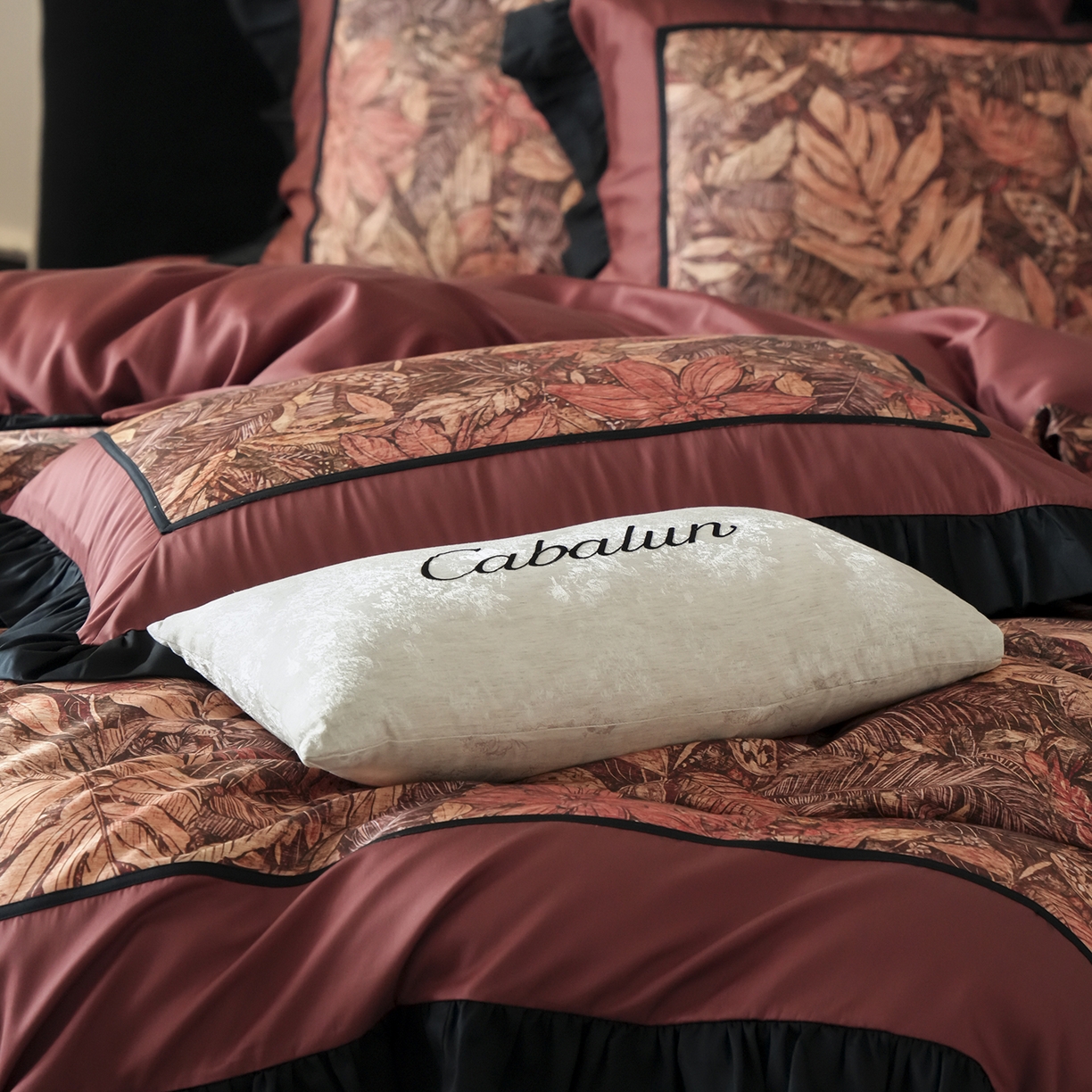 91家纺网 家纺一手货源 找家纺 卡巴伦家纺 2026新款天丝棉法式复古风天丝棉拼接款四件套（控价标准号：458元 有快递盒需求的话需加5元 会员：-20元）  韵（复古红）