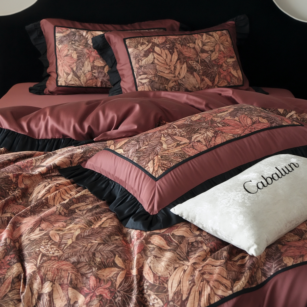 91家纺网 家纺一手货源 找家纺 卡巴伦家纺 2026新款天丝棉法式复古风天丝棉拼接款四件套（控价标准号：458元 有快递盒需求的话需加5元 会员：-20元）  韵（复古红）