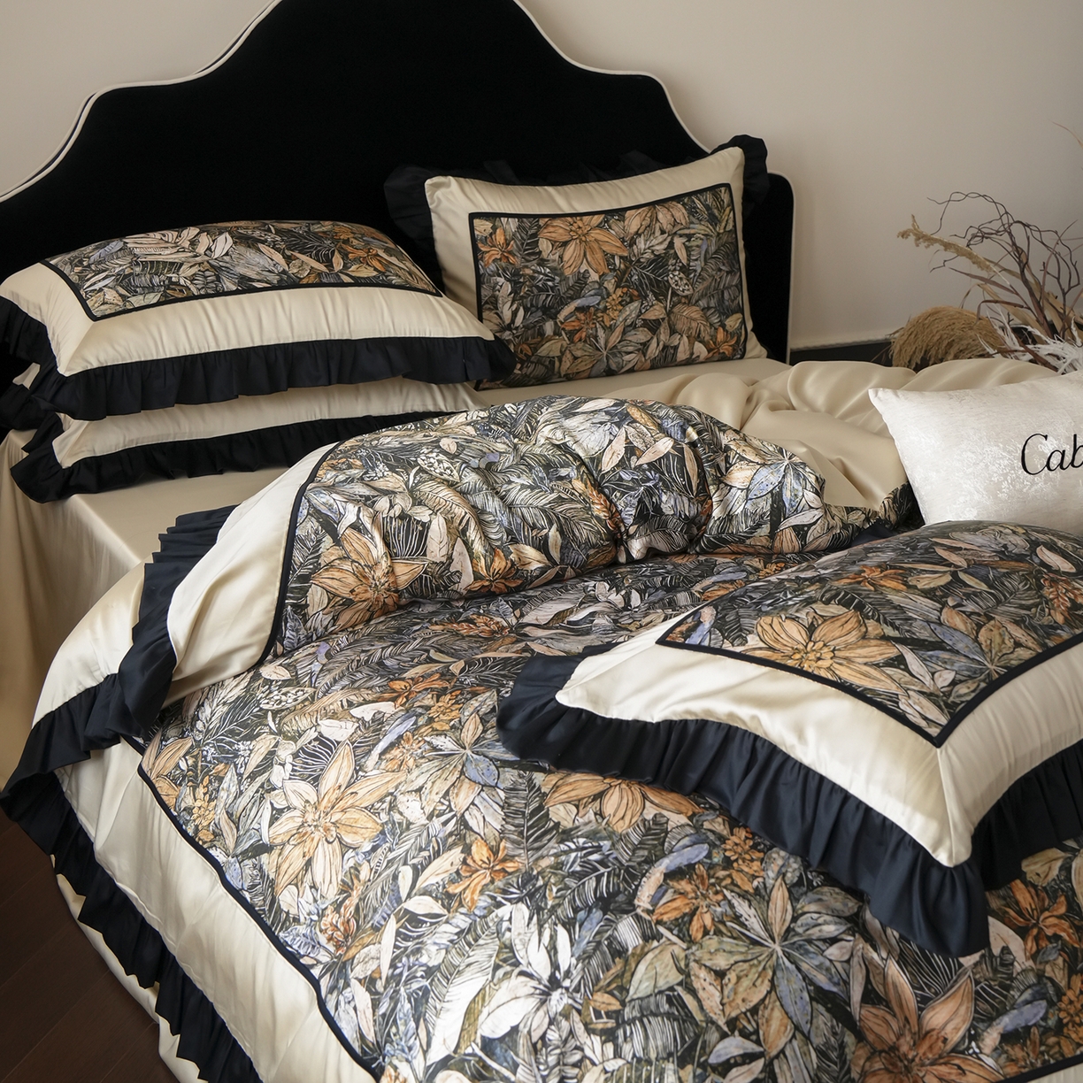 91家纺网 家纺一手货源 找家纺 卡巴伦家纺 2026新款天丝棉法式复古风天丝棉拼接款四件套（控价标准号：458元 有快递盒需求的话需加5元 会员：-20元）  韵（燕麦奶）