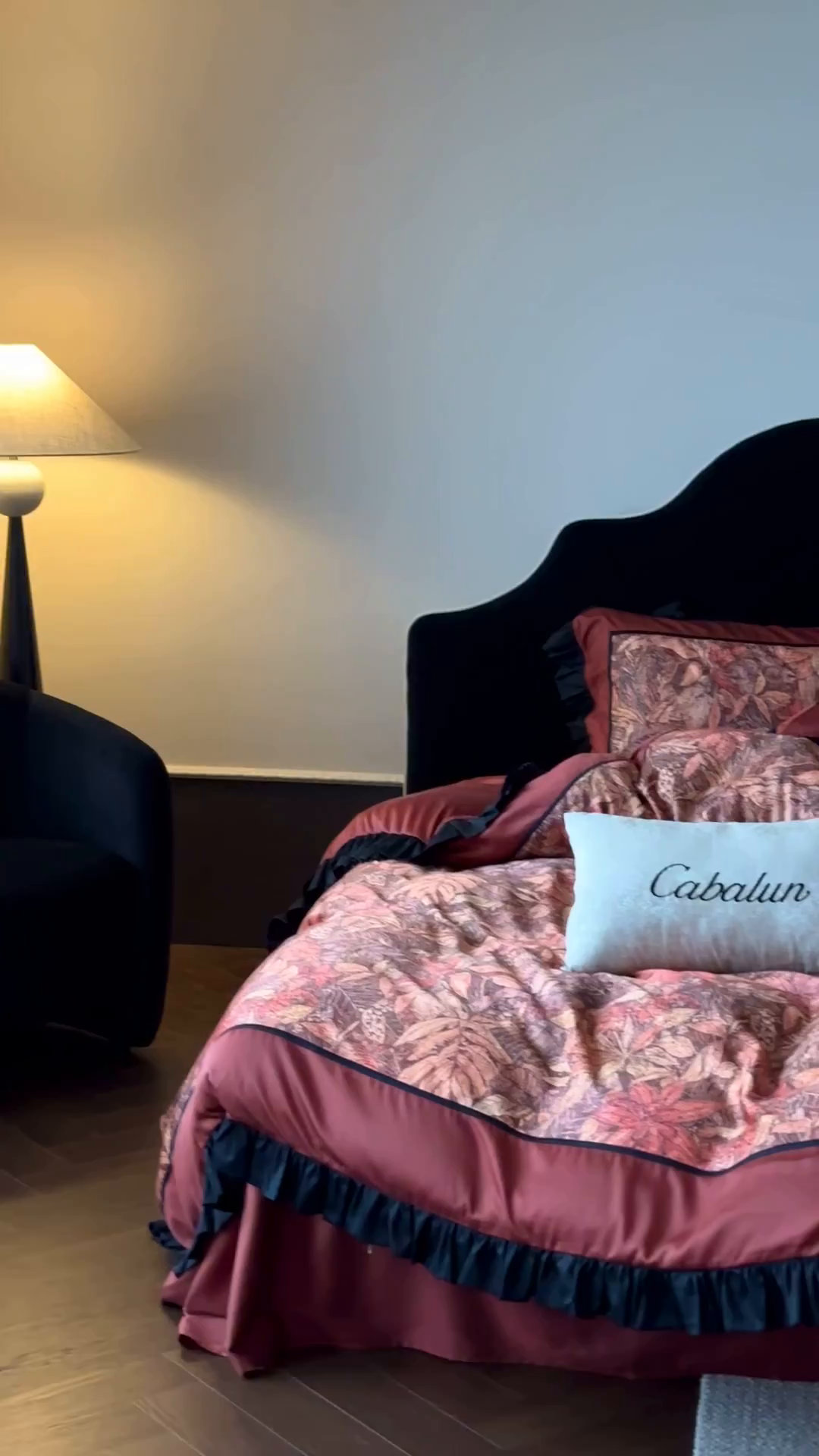 91家纺网 家纺一手货源 找家纺 卡巴伦家纺 2026新款天丝棉法式复古风天丝棉拼接款四件套（控价标准号：458元 有快递盒需求的话需加5元 会员：-20元）  韵（复古红）