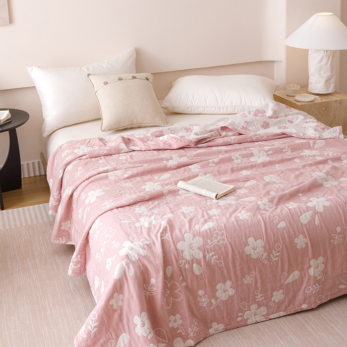 91家纺网 家纺一手货源 找家纺  2026新款全棉纯棉水洗柔绉三层纱布毛巾被 花期-粉