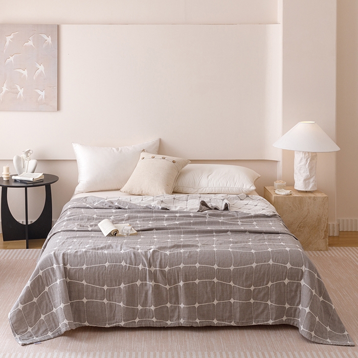 91家纺网 家纺一手货源 找家纺  2026新款全棉纯棉水洗柔绉三层纱布毛巾被 趣想-灰