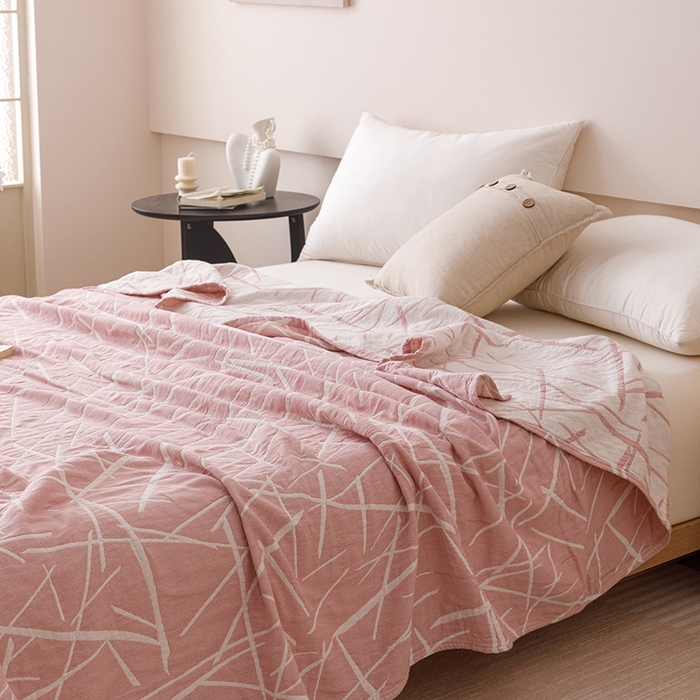 91家纺网 家纺一手货源 找家纺  2026新款全棉纯棉水洗柔绉三层纱布毛巾被 流星-粉