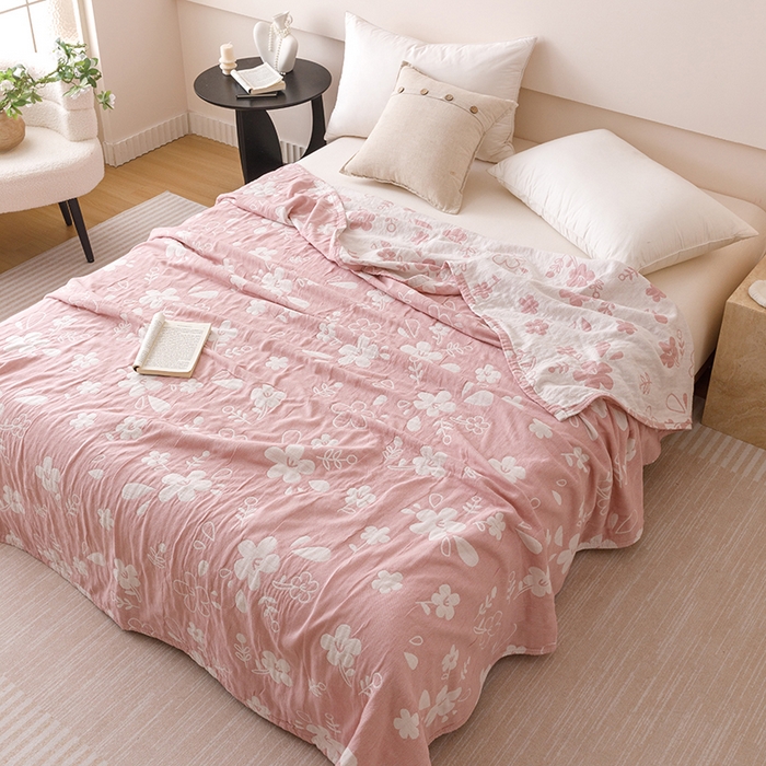 91家纺网 家纺一手货源 找家纺  2026新款全棉纯棉水洗柔绉三层纱布毛巾被 花期-粉