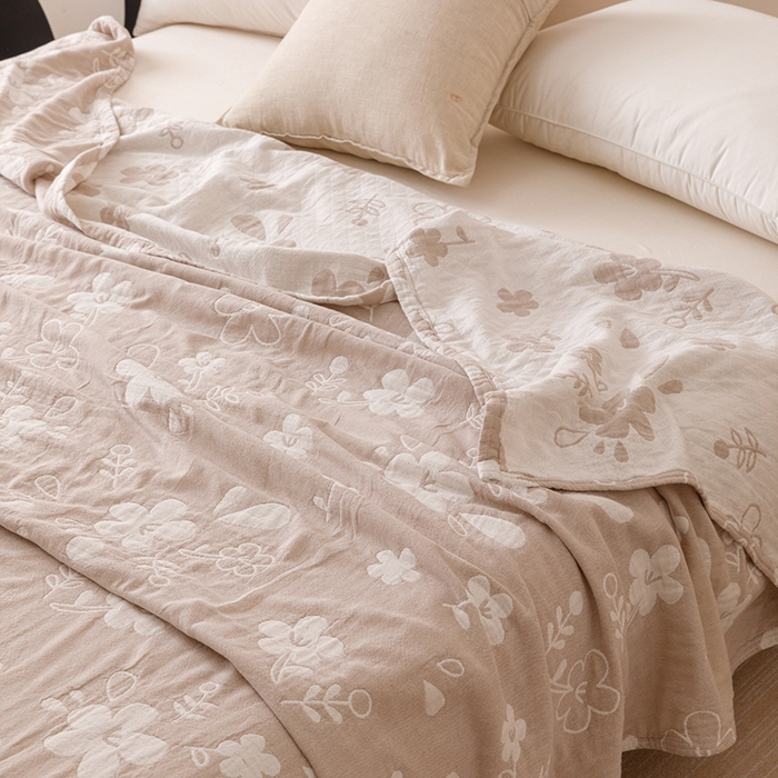 91家纺网 家纺一手货源 找家纺  2026新款全棉纯棉水洗柔绉三层纱布毛巾被 花期-驼