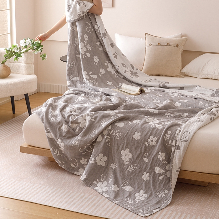 91家纺网 家纺一手货源 找家纺  2026新款全棉纯棉水洗柔绉三层纱布毛巾被 花期-灰