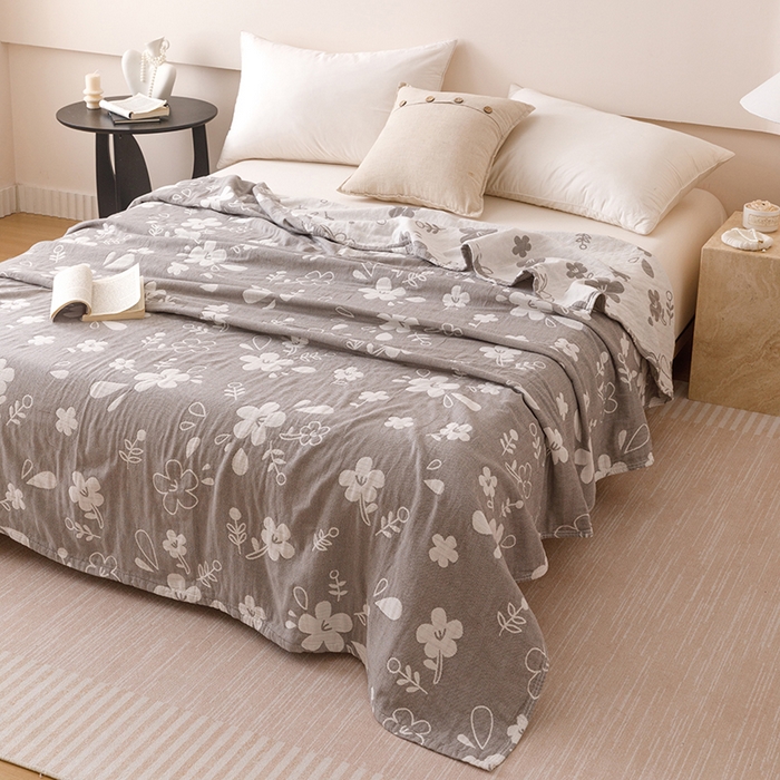 91家纺网 家纺一手货源 找家纺  2026新款全棉纯棉水洗柔绉三层纱布毛巾被 花期-灰