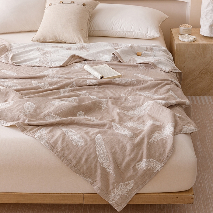 91家纺网 家纺一手货源 找家纺  2026新款全棉纯棉水洗柔绉三层纱布毛巾被 夏梦-驼