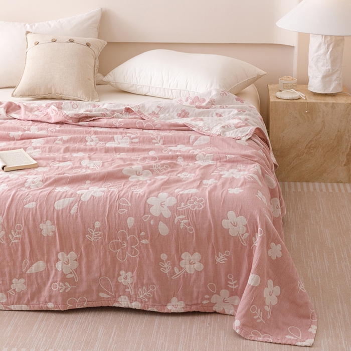 91家纺网 家纺一手货源 找家纺  2026新款全棉纯棉水洗柔绉三层纱布毛巾被 花期-粉