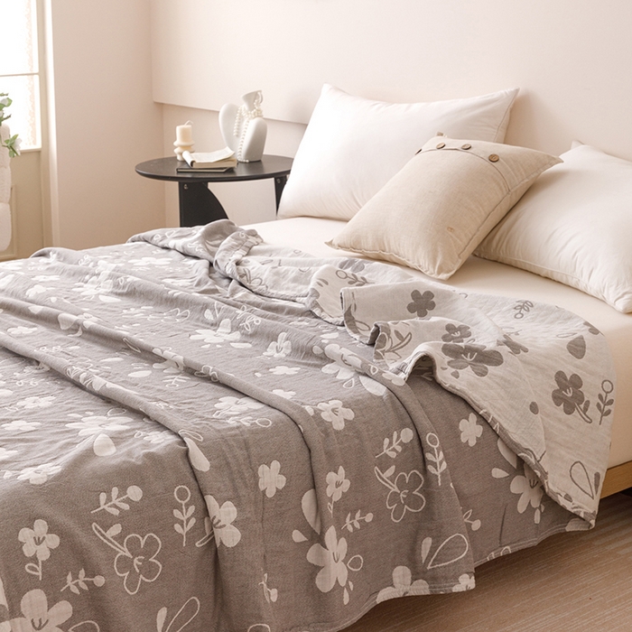 91家纺网 家纺一手货源 找家纺  2026新款全棉纯棉水洗柔绉三层纱布毛巾被 花期-灰