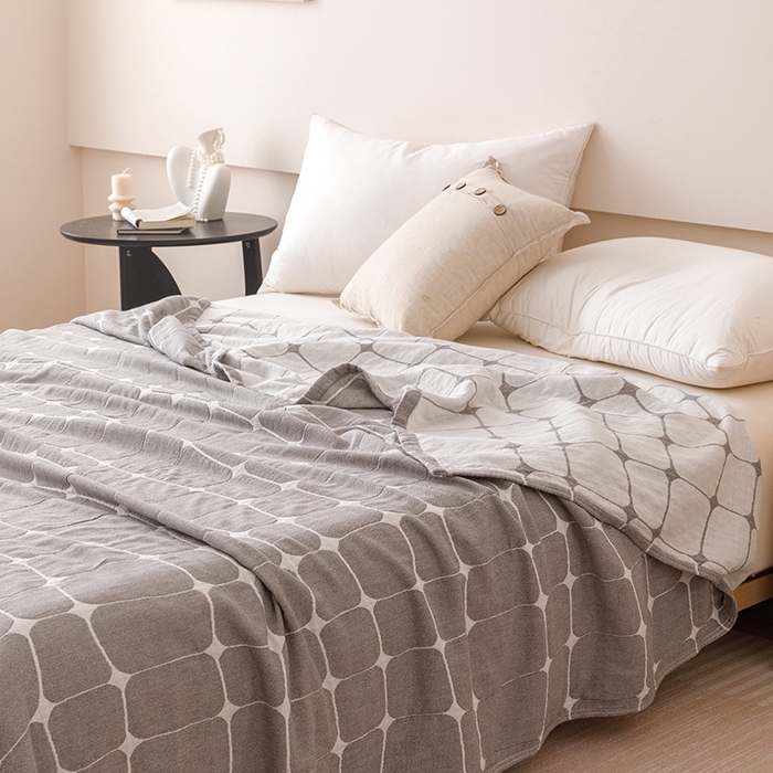 91家纺网 家纺一手货源 找家纺  2026新款全棉纯棉水洗柔绉三层纱布毛巾被 趣想-灰