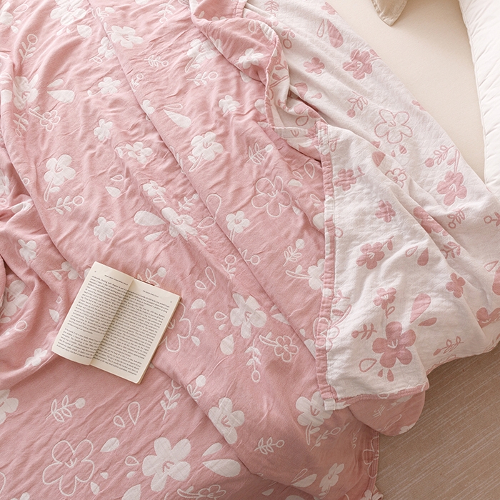 91家纺网 家纺一手货源 找家纺  2026新款全棉纯棉水洗柔绉三层纱布毛巾被 花期-粉