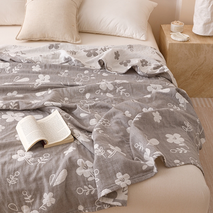 91家纺网 家纺一手货源 找家纺  2026新款全棉纯棉水洗柔绉三层纱布毛巾被 花期-灰