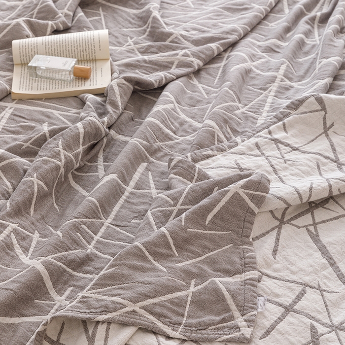 91家纺网 家纺一手货源 找家纺  2026新款全棉纯棉水洗柔绉三层纱布毛巾被 流星-灰