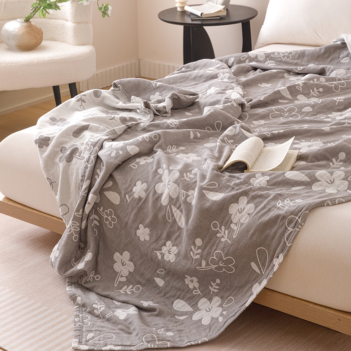 91家纺网 家纺一手货源 找家纺  2026新款全棉纯棉水洗柔绉三层纱布毛巾被 花期-灰