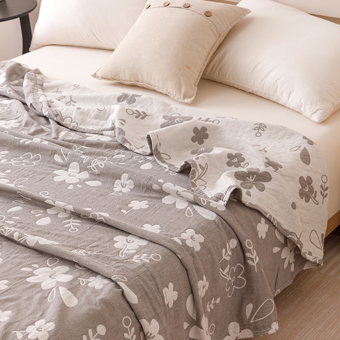 91家纺网 家纺一手货源 找家纺  2026新款全棉纯棉水洗柔绉三层纱布毛巾被 花期-灰