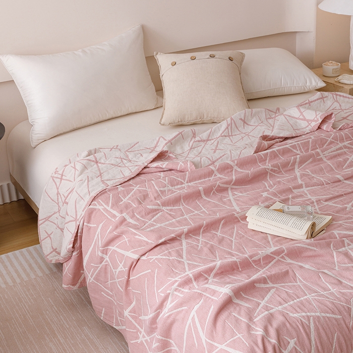 91家纺网 家纺一手货源 找家纺  2026新款全棉纯棉水洗柔绉三层纱布毛巾被 流星-粉