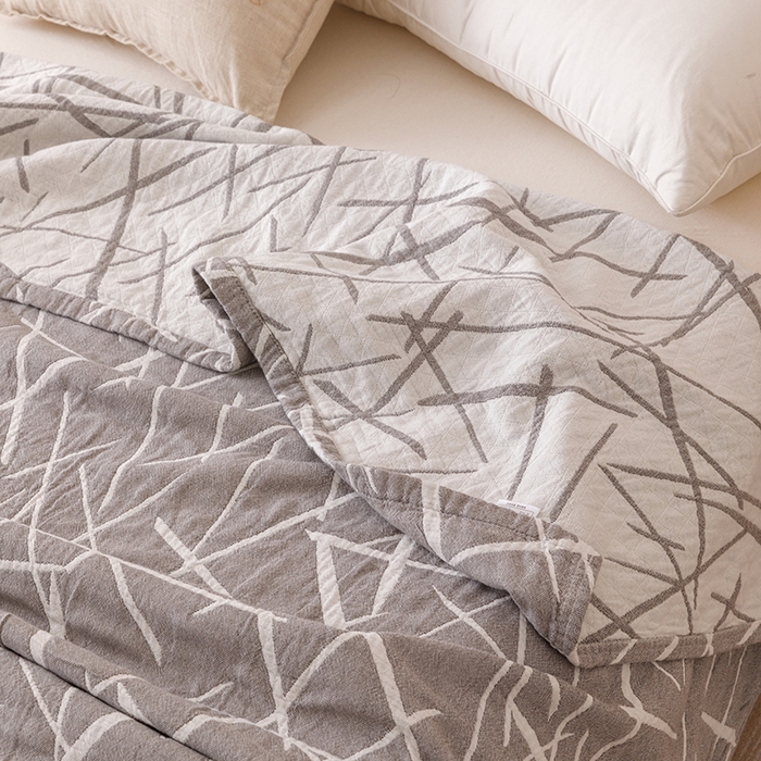 91家纺网 家纺一手货源 找家纺  2026新款全棉纯棉水洗柔绉三层纱布毛巾被 流星-灰