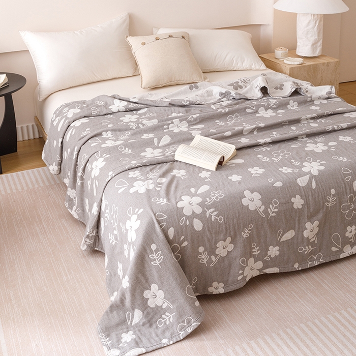 91家纺网 家纺一手货源 找家纺  2026新款全棉纯棉水洗柔绉三层纱布毛巾被 花期-灰