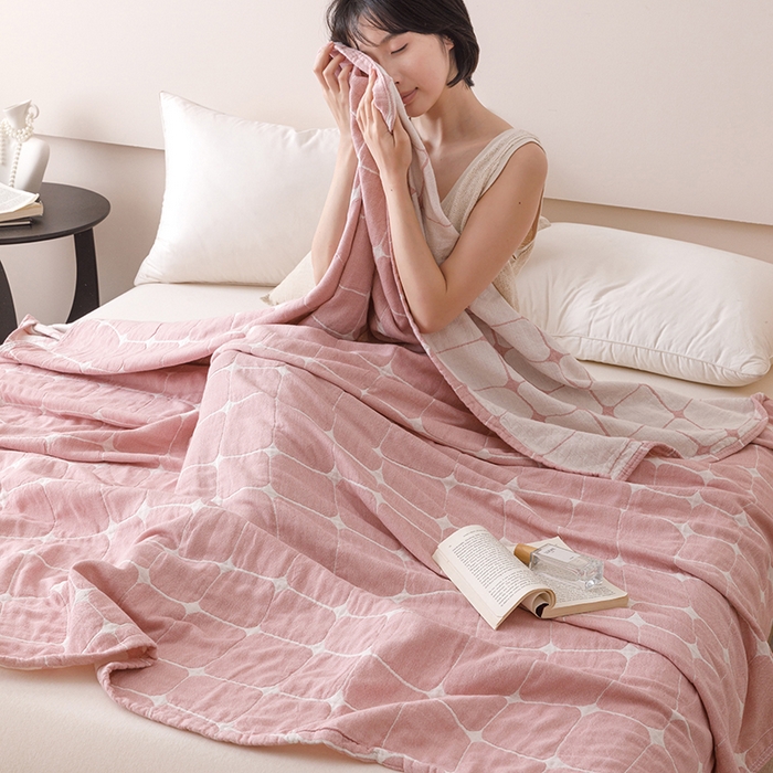 91家纺网 家纺一手货源 找家纺  2026新款全棉纯棉水洗柔绉三层纱布毛巾被 趣想-粉