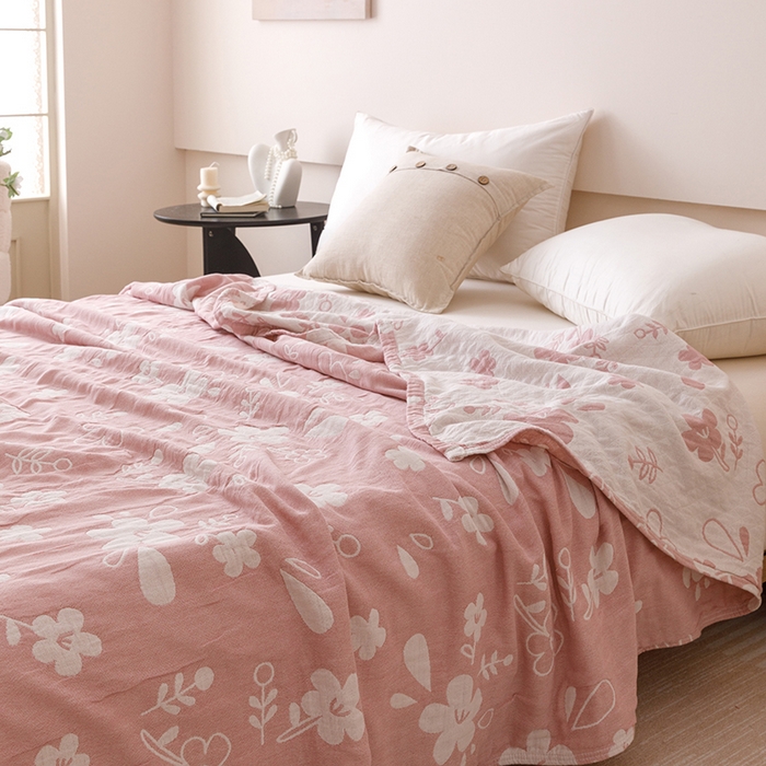 91家纺网 家纺一手货源 找家纺  2026新款全棉纯棉水洗柔绉三层纱布毛巾被 花期-粉