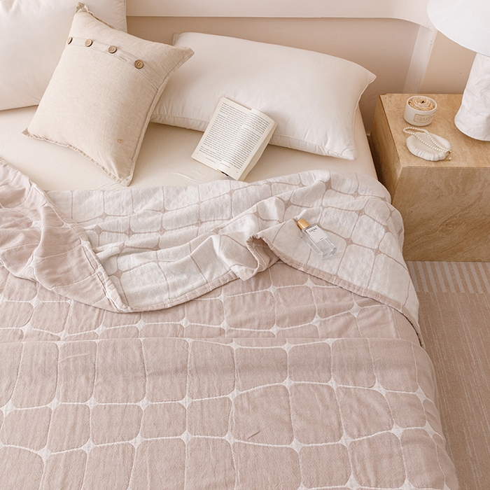 91家纺网 家纺一手货源 找家纺  2026新款全棉纯棉水洗柔绉三层纱布毛巾被 趣想-驼