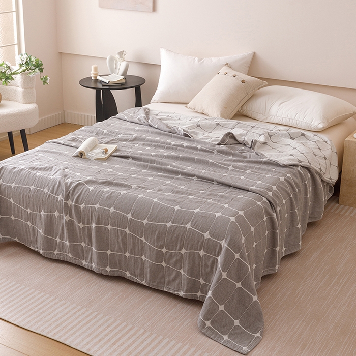 91家纺网 家纺一手货源 找家纺  2026新款全棉纯棉水洗柔绉三层纱布毛巾被 趣想-灰