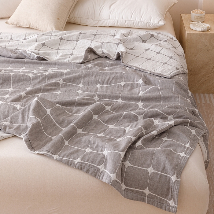 91家纺网 家纺一手货源 找家纺  2026新款全棉纯棉水洗柔绉三层纱布毛巾被 趣想-灰