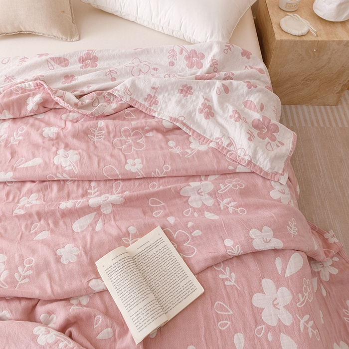 91家纺网 家纺一手货源 找家纺  2026新款全棉纯棉水洗柔绉三层纱布毛巾被 花期-粉