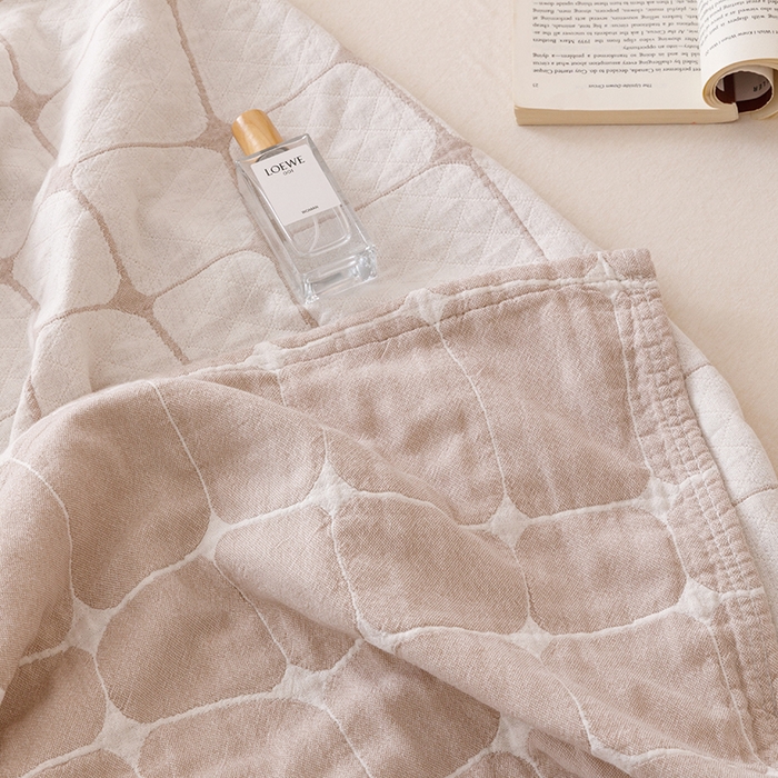 91家纺网 家纺一手货源 找家纺  2026新款全棉纯棉水洗柔绉三层纱布毛巾被 趣想-驼