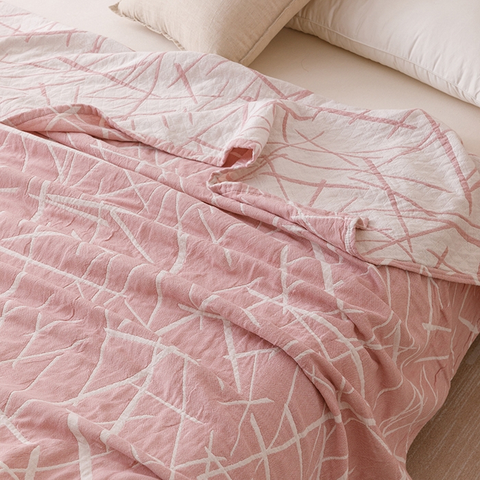 91家纺网 家纺一手货源 找家纺  2026新款全棉纯棉水洗柔绉三层纱布毛巾被 流星-粉