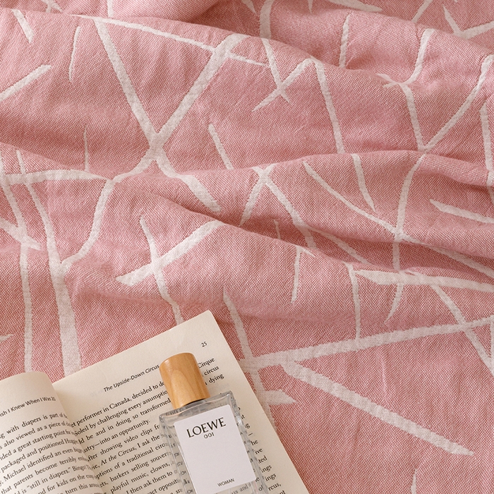 91家纺网 家纺一手货源 找家纺  2026新款全棉纯棉水洗柔绉三层纱布毛巾被 流星-粉