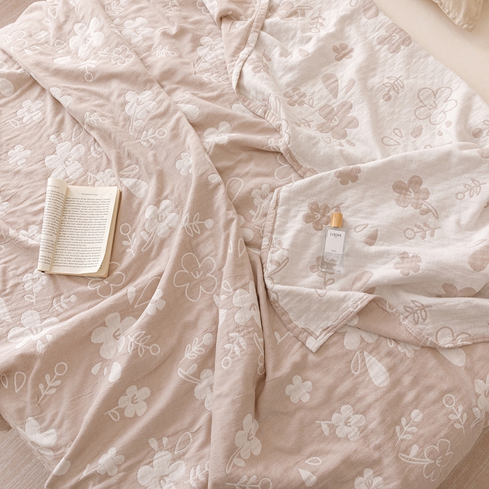 91家纺网 家纺一手货源 找家纺  2026新款全棉纯棉水洗柔绉三层纱布毛巾被 花期-驼